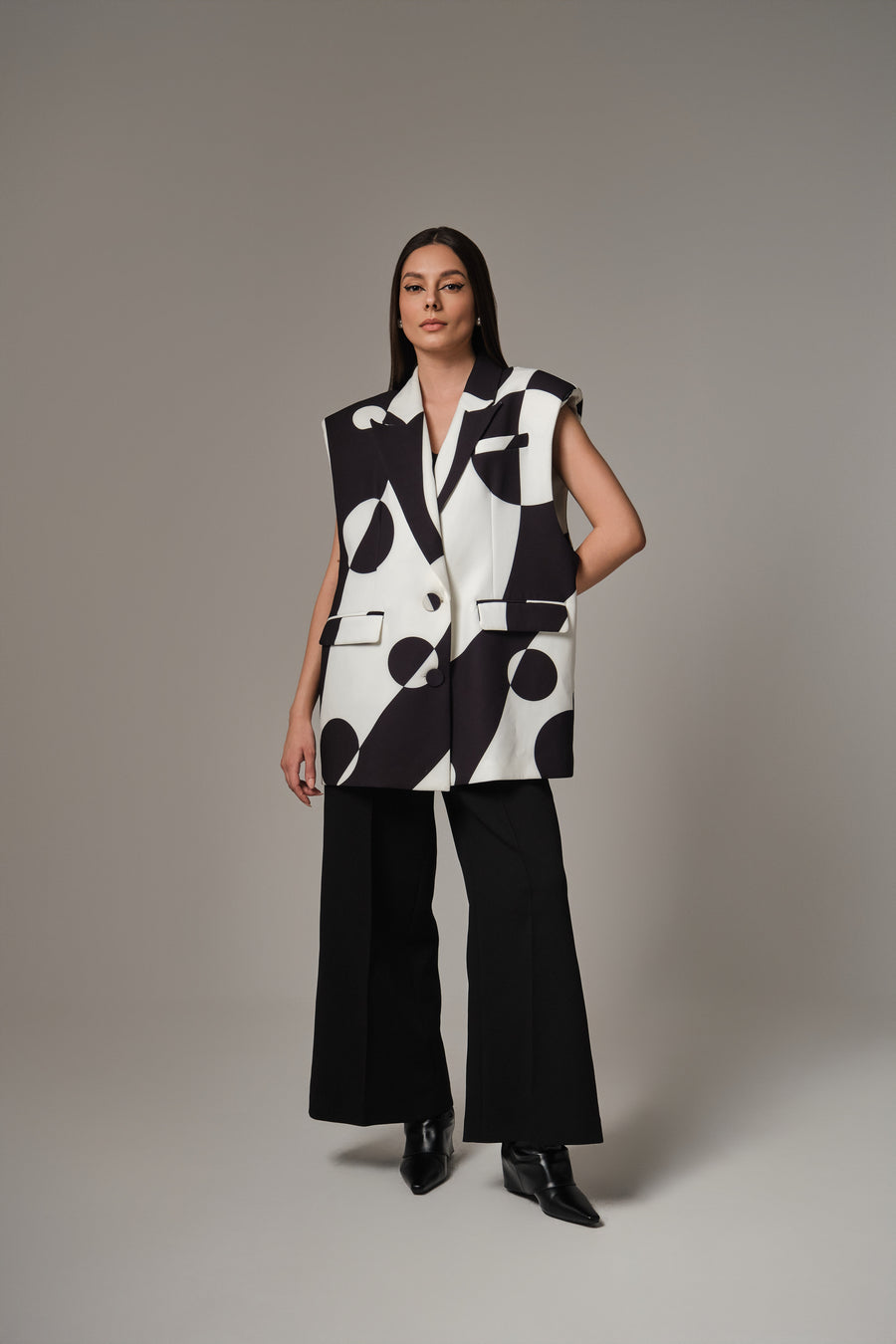 DAIRINE SLEEVELES BLAZER